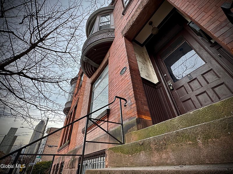 4th image of 352 Hamilton Street