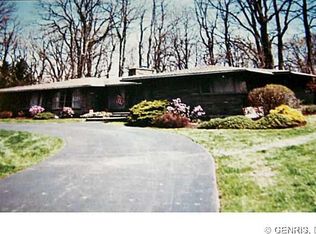 10 Blossom Ln, Fairport, NY 14450