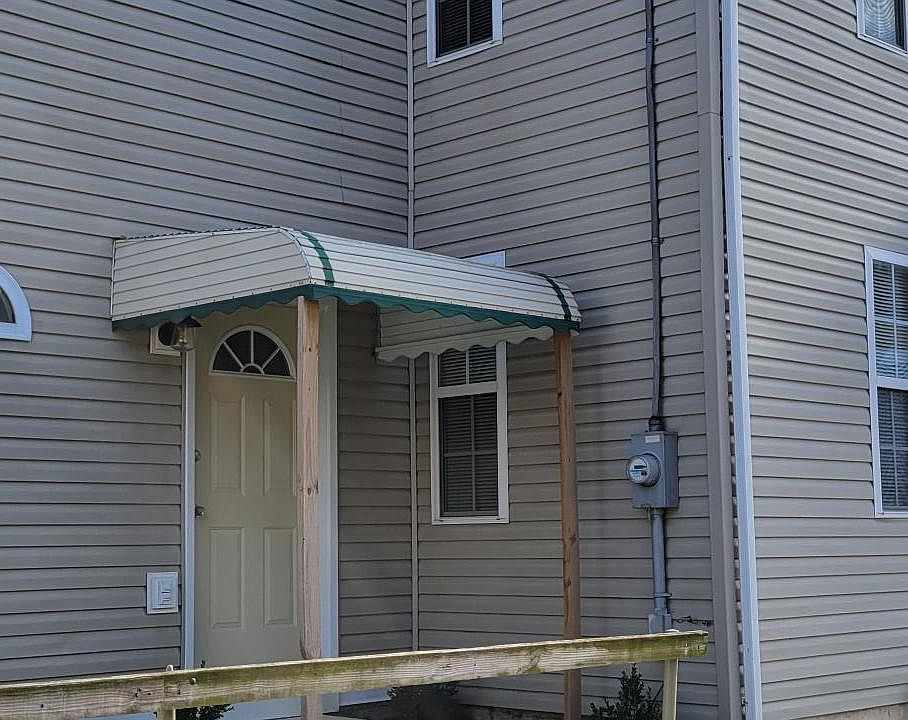 1st image of 328 Hornet St