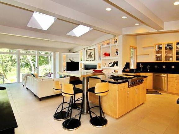Kitchen to Family Rm