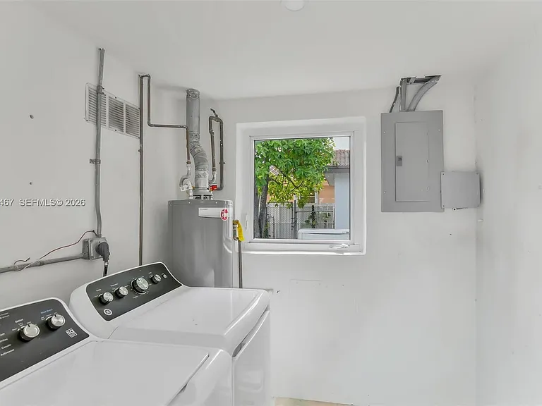 241 W 48th St — Photo 12
