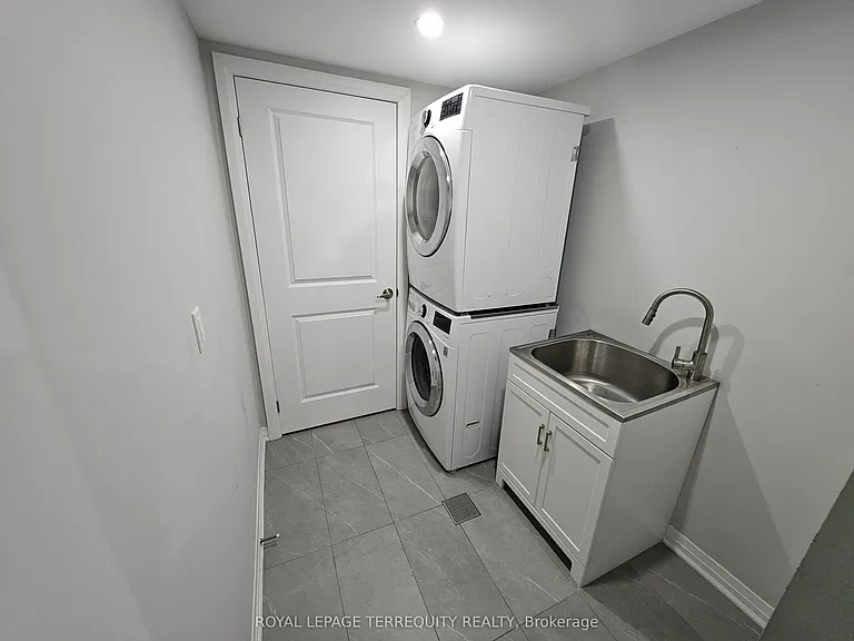 3392 Lake Shore Blvd W — Photo 6