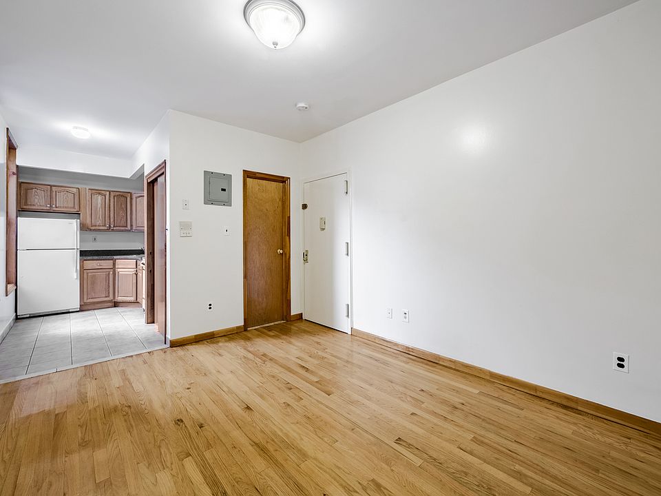 1st image of 1633 2nd Ave #4D