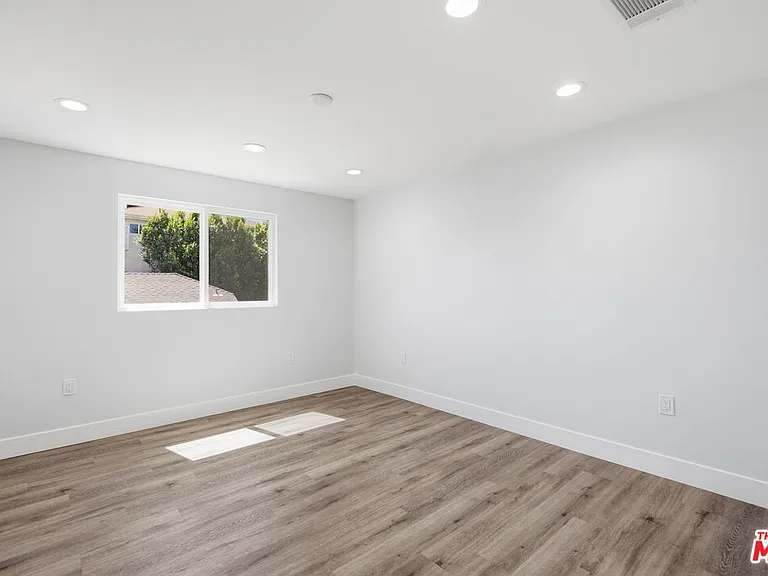 11611 Burbank Blvd — Photo 12