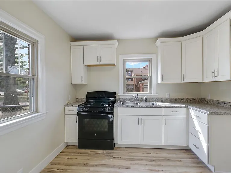 713 W Green St — Photo 8