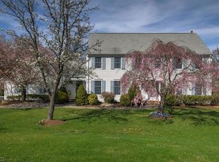 8 Arrowhead Dr, Neshanic Station, NJ 08853