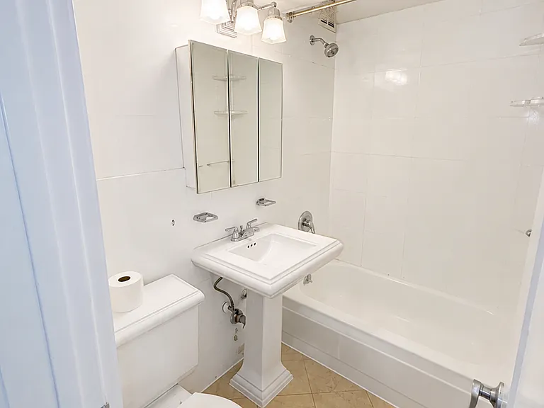 209 E 25th St #2A — Photo 2