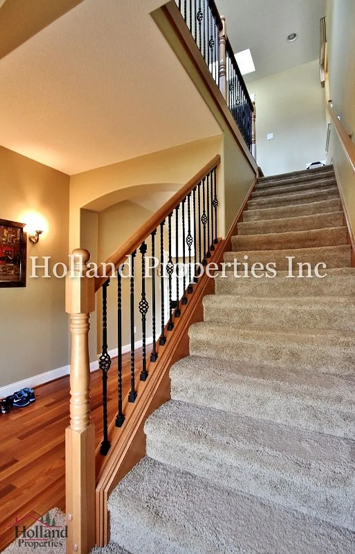 Spacious 4-Bedroom Hillsboro Home with New HVAC, Gas Fireplace & Prime Location — Photo 4