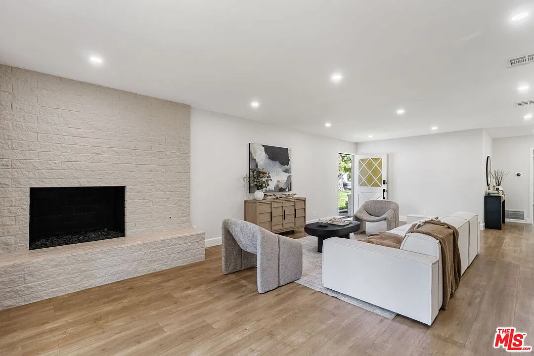 5 bed, 3.0 bath, 2136 sqft, $4,950 — Photo 3