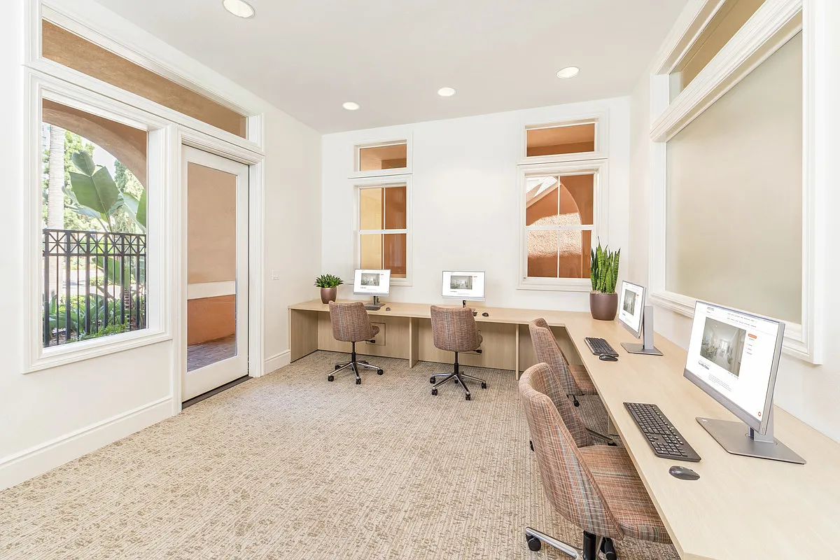 La Jolla Palms Apartment Homes — Photo 3