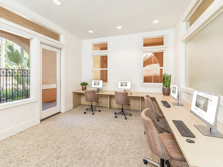 La Jolla Palms Apartment Homes — Photo 3