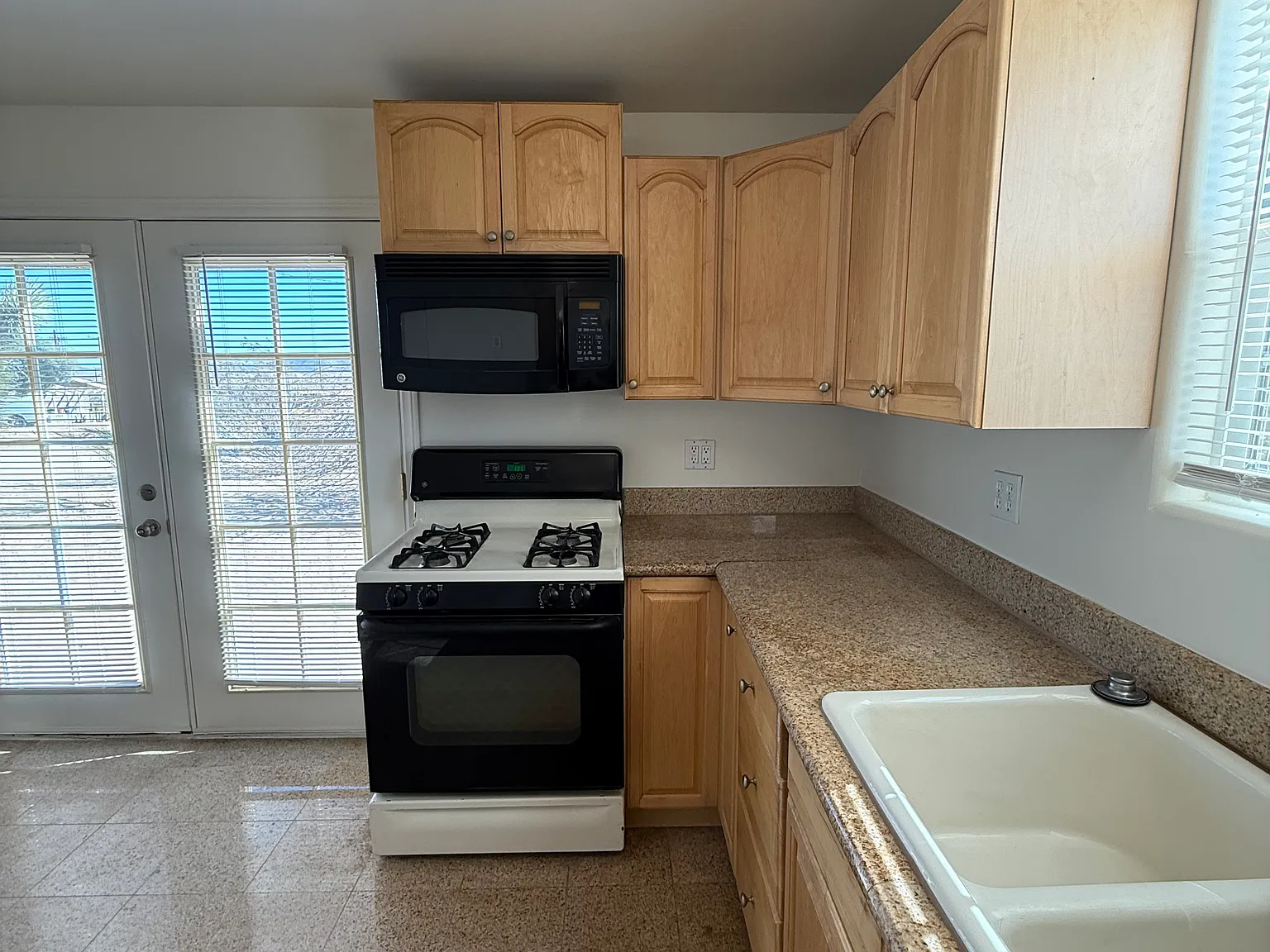 3 bed, 820 sqft, $1,595 — Photo 4