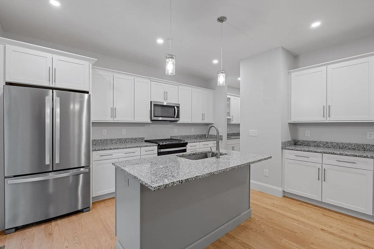 3 bed, 3.0 bath, 1800 sqft, $3,400 — Photo 2