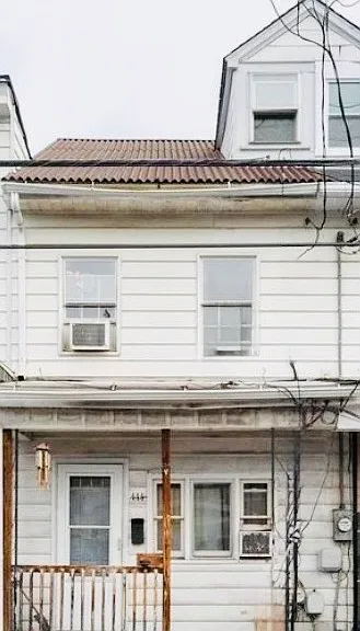 444 Lewis St — Photo 2
