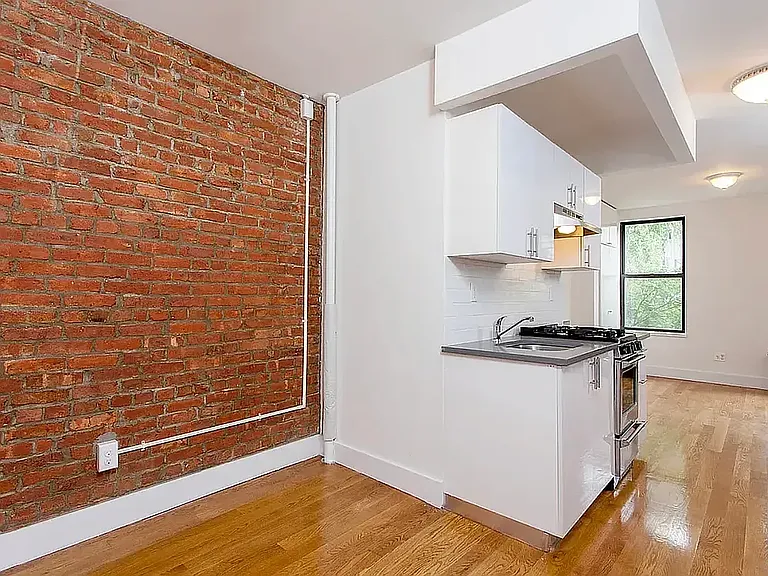 209 E 4th St #9 — Photo 3