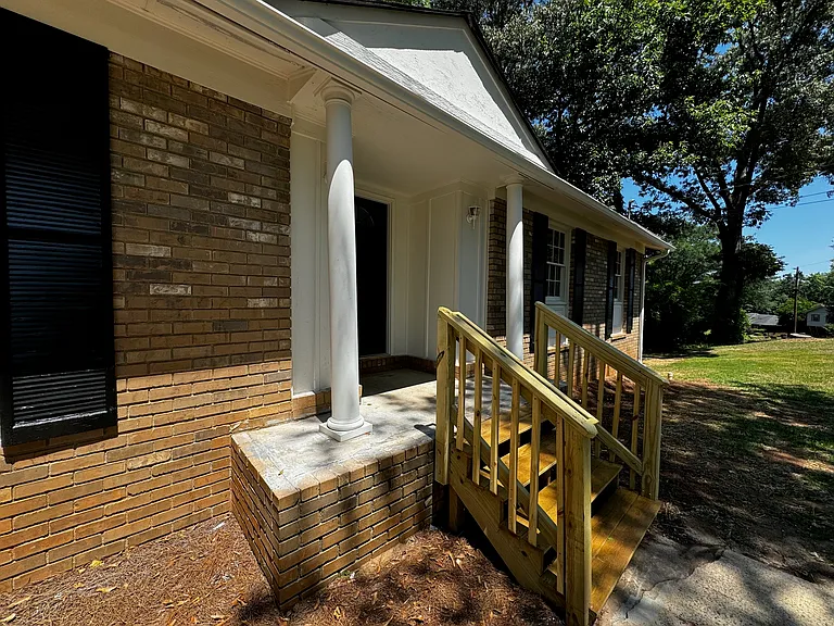 213 Rhodes Dr — Photo 3