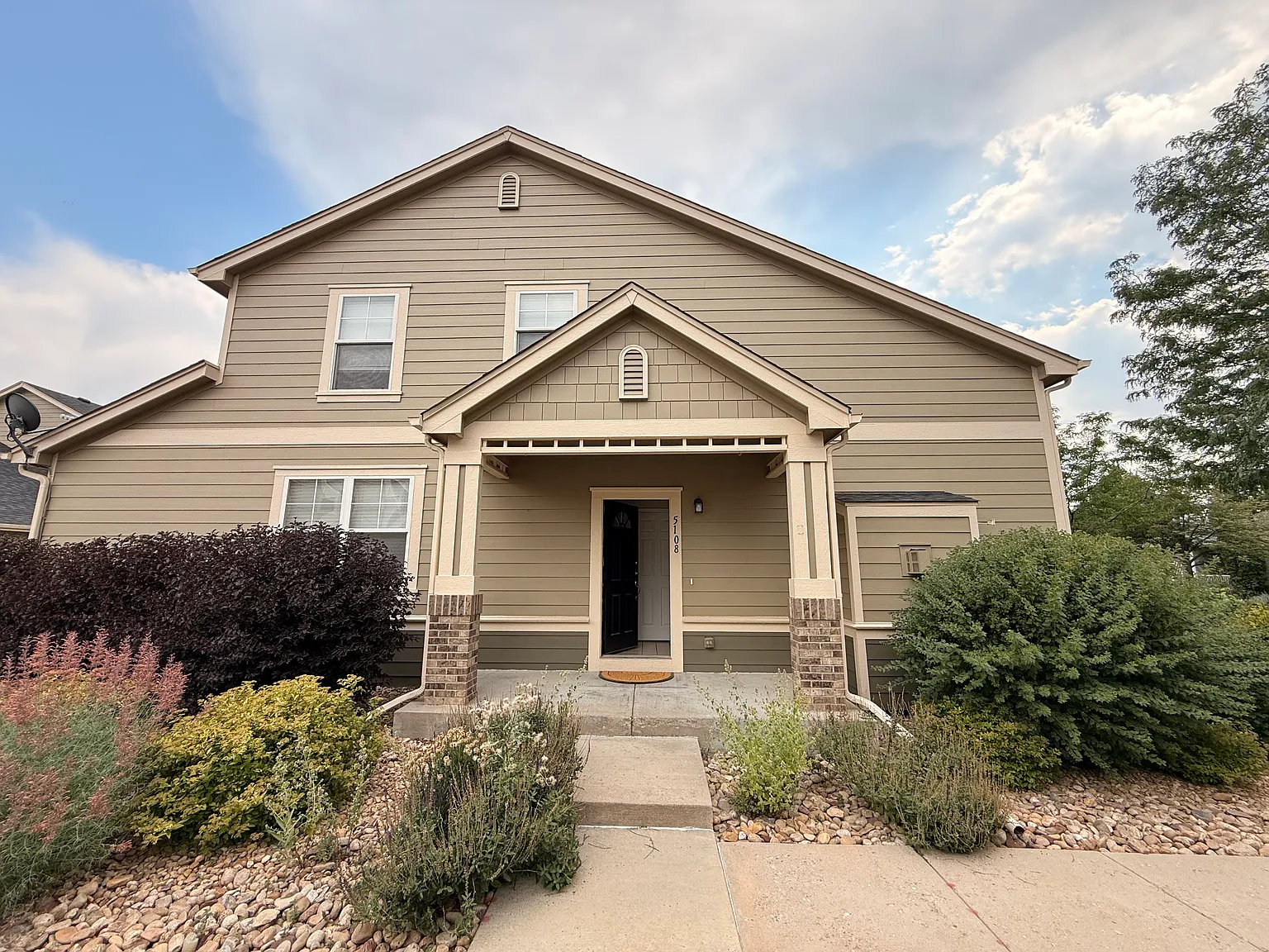 3 bed, 2453 sqft, $2,650 — Photo 1