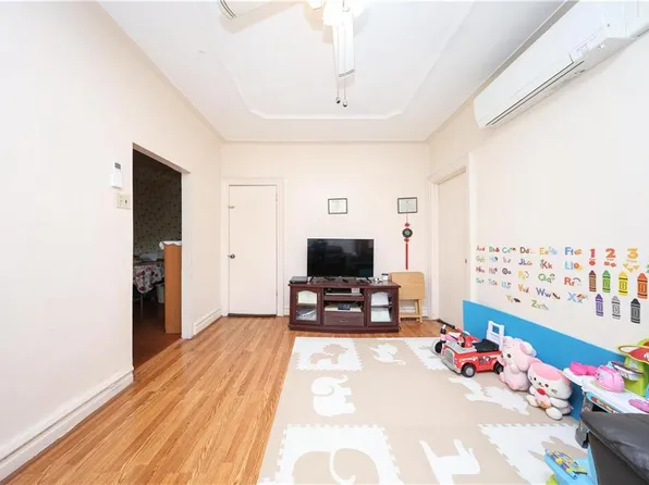 2284 East 22nd Street image 9 of 35