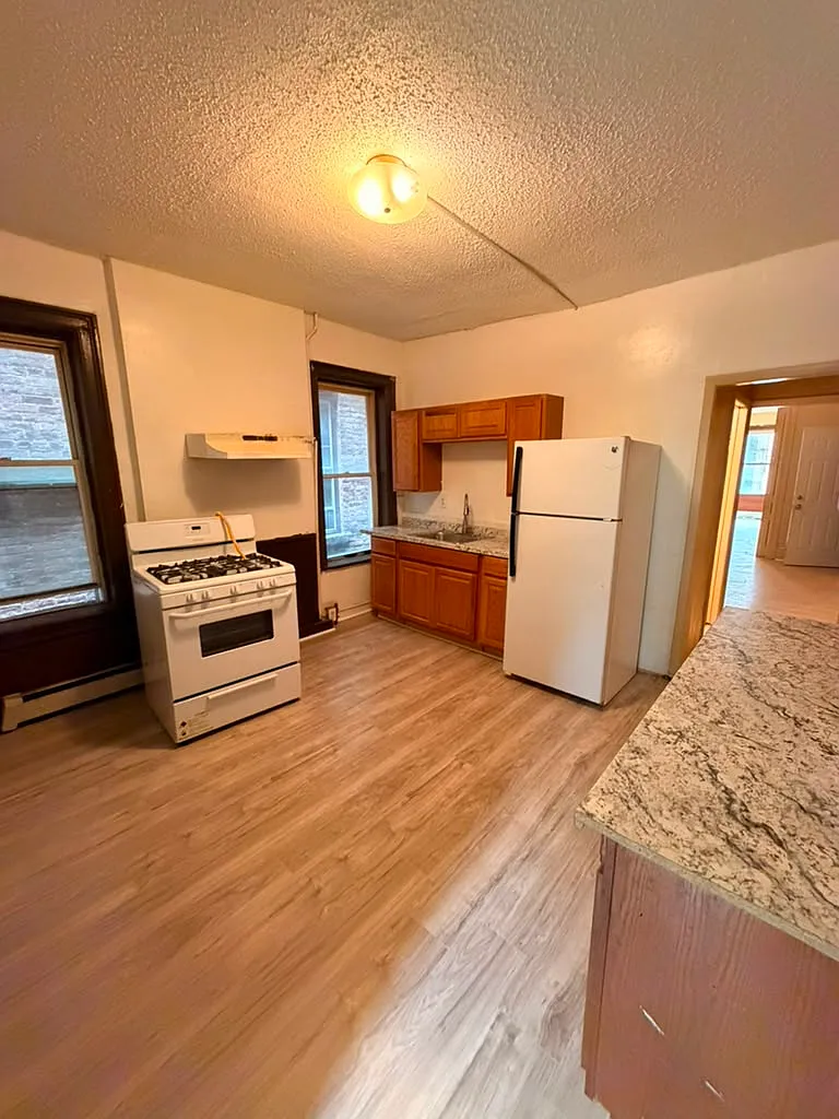 3 bed, 1100 sqft, $1,390 — Photo 2