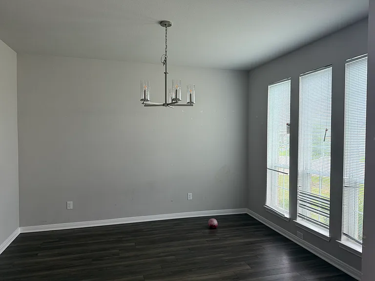 717 Hollyhock Dr — Photo 2