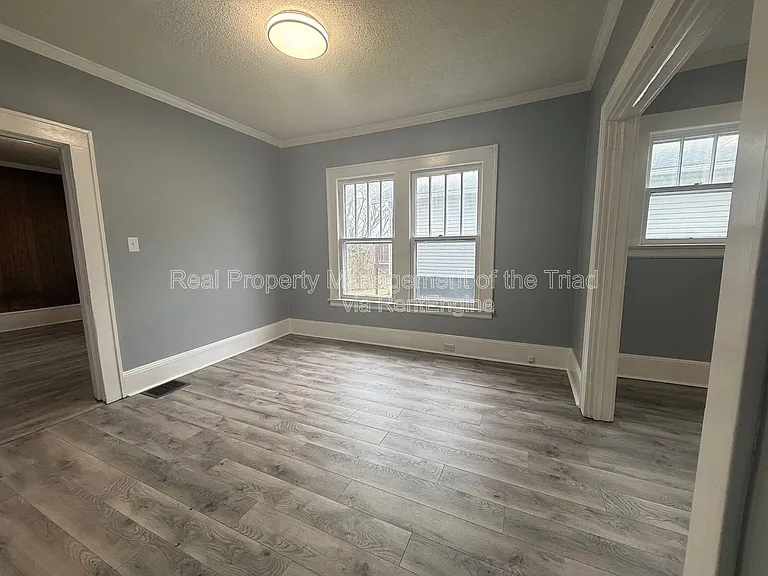 1514 E 1st St — Photo 10