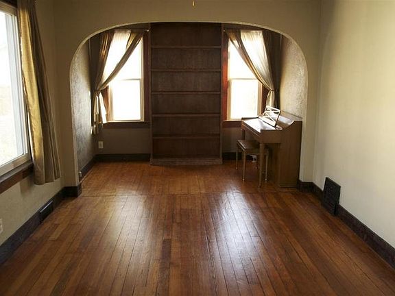 4th image of 834 S 34th St