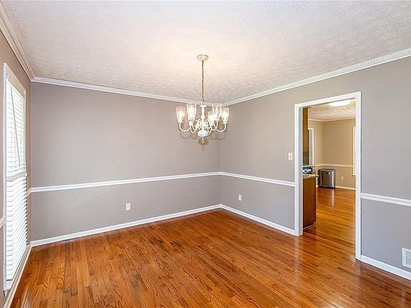 5th image of 195 Country Squire Dr