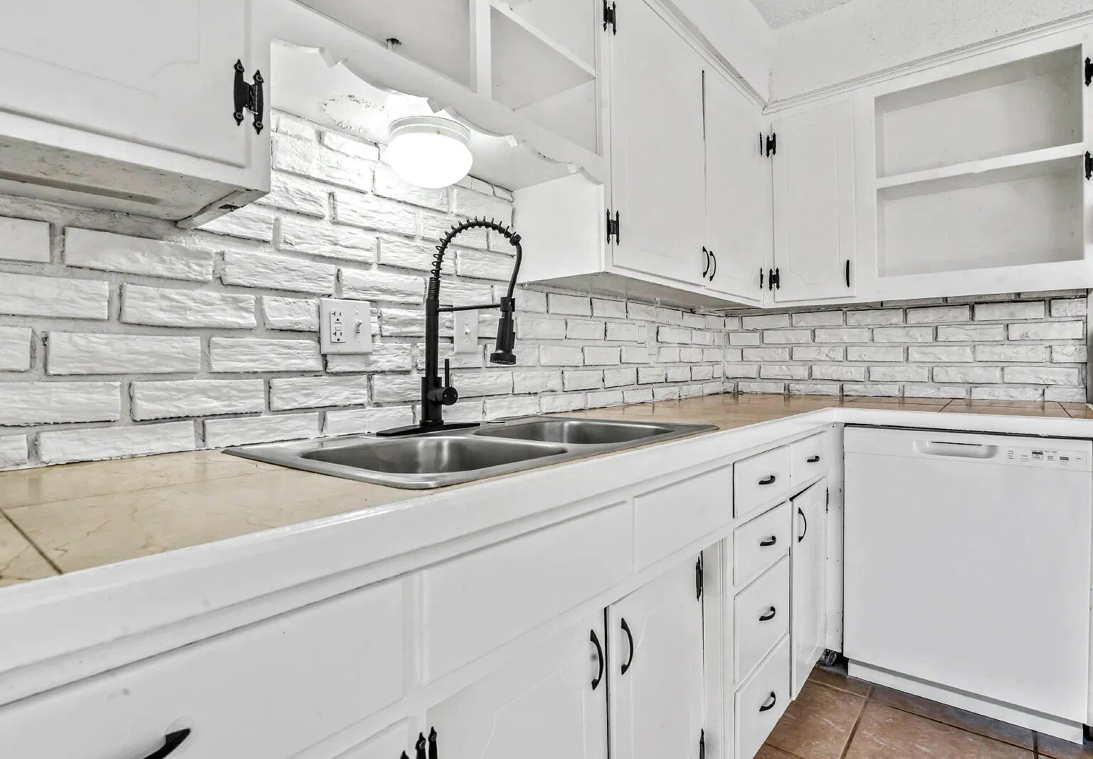 3 bed, 1.5 bath, 1924 sqft, $1,595 — Photo 3