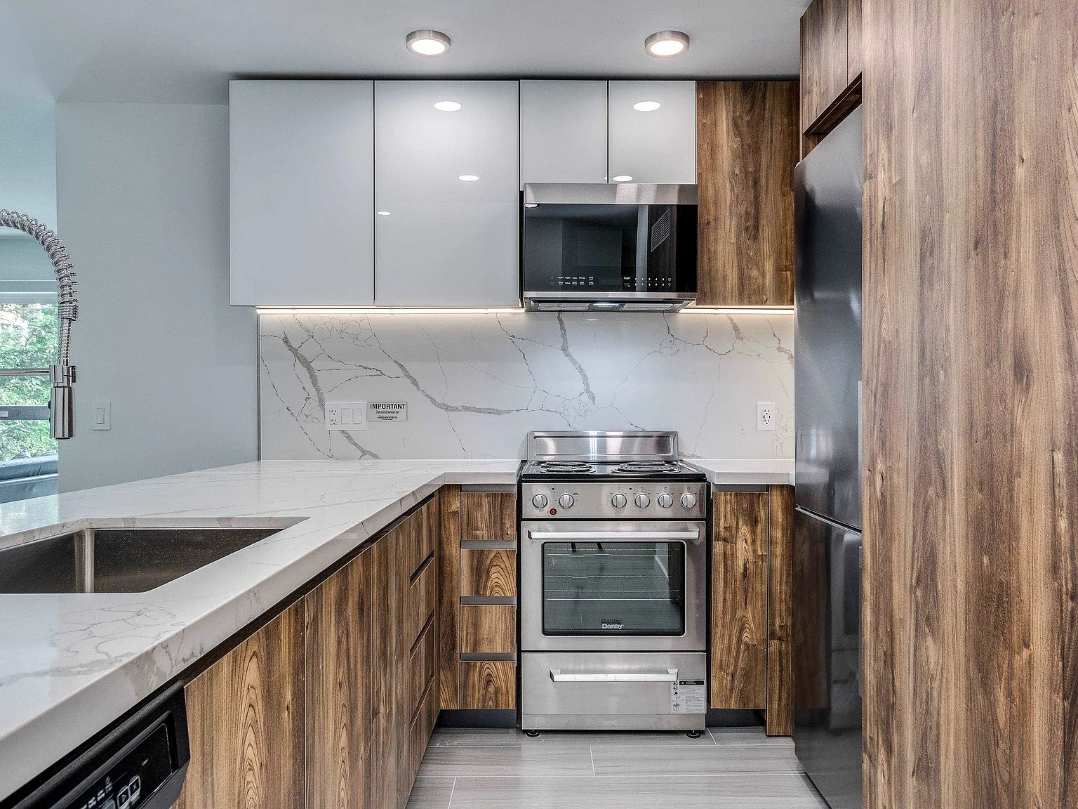 2 bed, 705 sqft, $3,850 — Photo 4