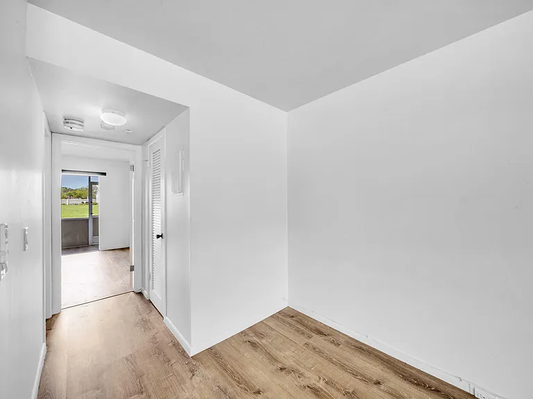 127 Westbury #G — Photo 4