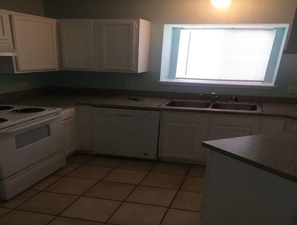 1338 Planters Rd - 1 — Photo 3