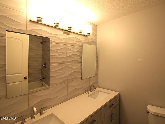 4th image of 325 Wardley Rd