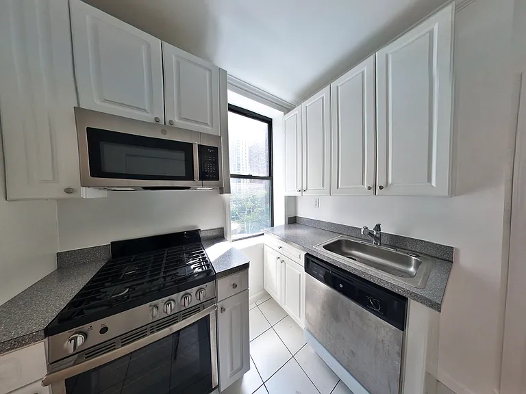 201 E 73rd St #11 — Photo 4