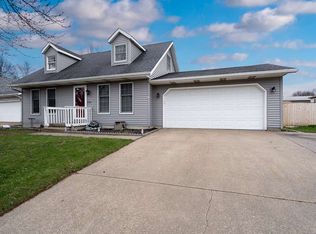 6326 N Hazelwood Ave, Davenport, IA 52806