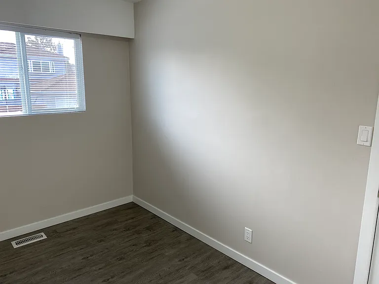 102 King Edward Ave E — Photo 16