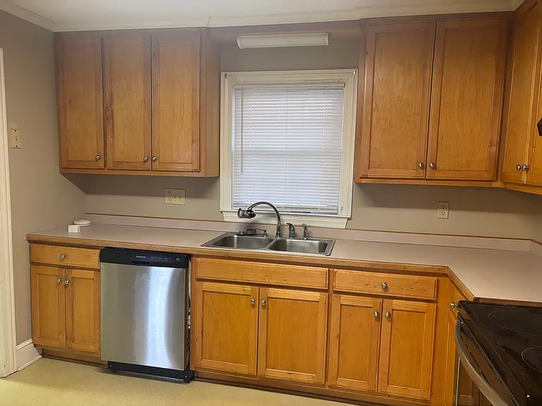 Kitchen with DW