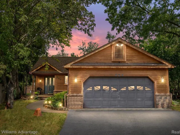 324 Valley Dr, Wolverine Lake, MI 48390