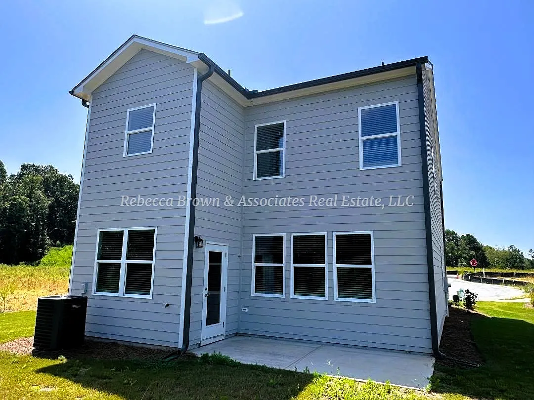 3 bed, 2.5 bath, 1887 sqft, $2,100 — Photo 2