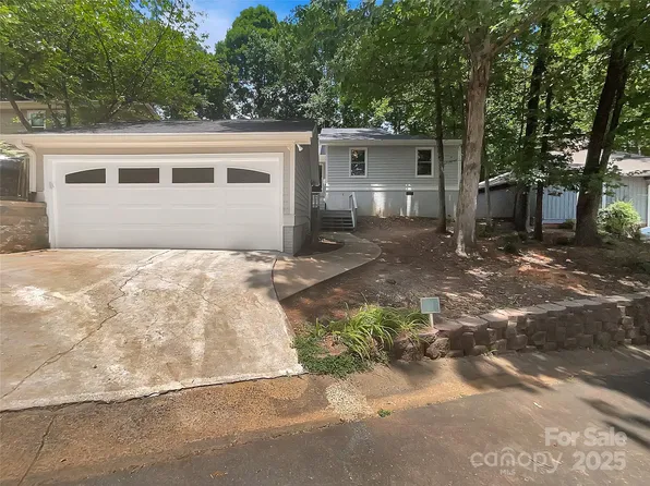 27 Quayside Ct, Clover, SC 29710