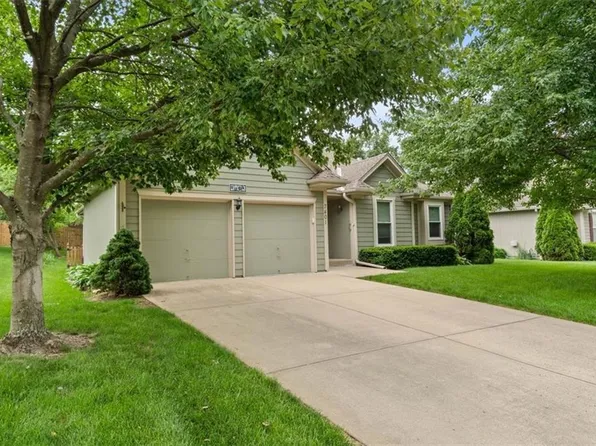 7401 Park St, Shawnee, KS 66216