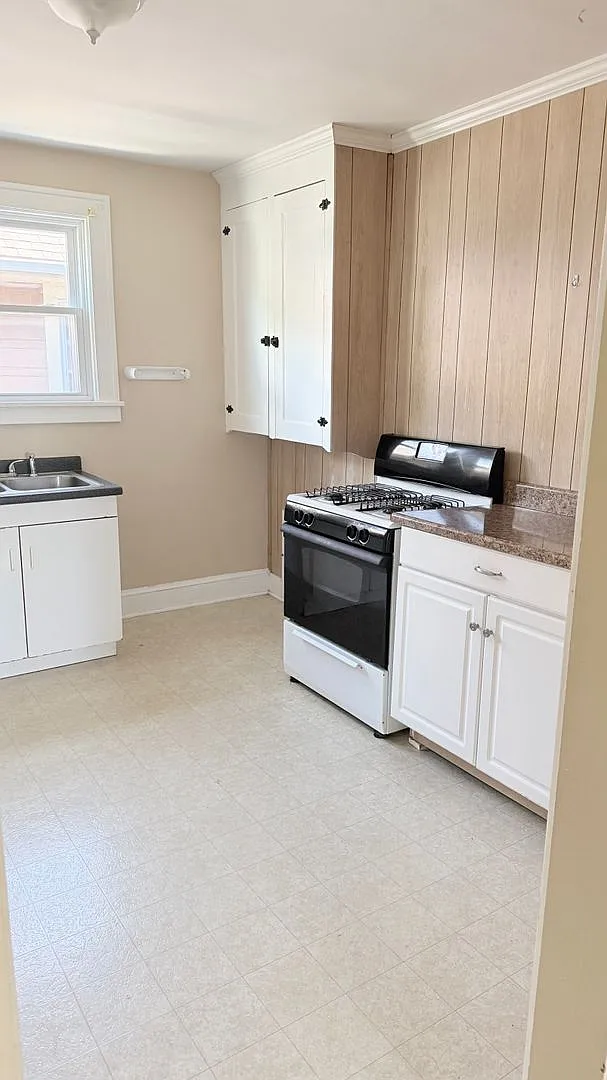 561 Baldwin Ave — Photo 4