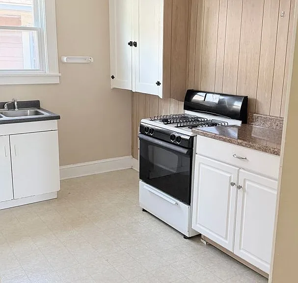 561 Baldwin Ave — Photo 4