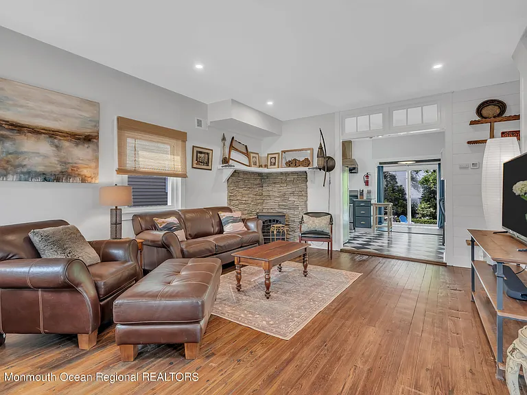 237 Bay Ave — Photo 10