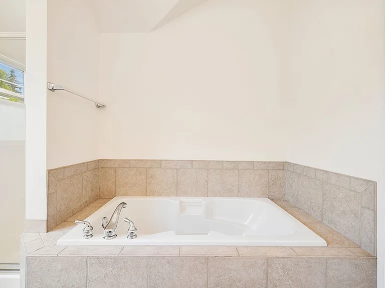 410 W Barrett St — Photo 15