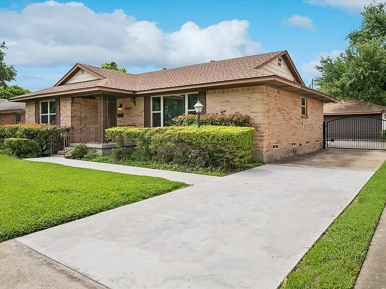 10626 Longmeadow Dr — Photo 2