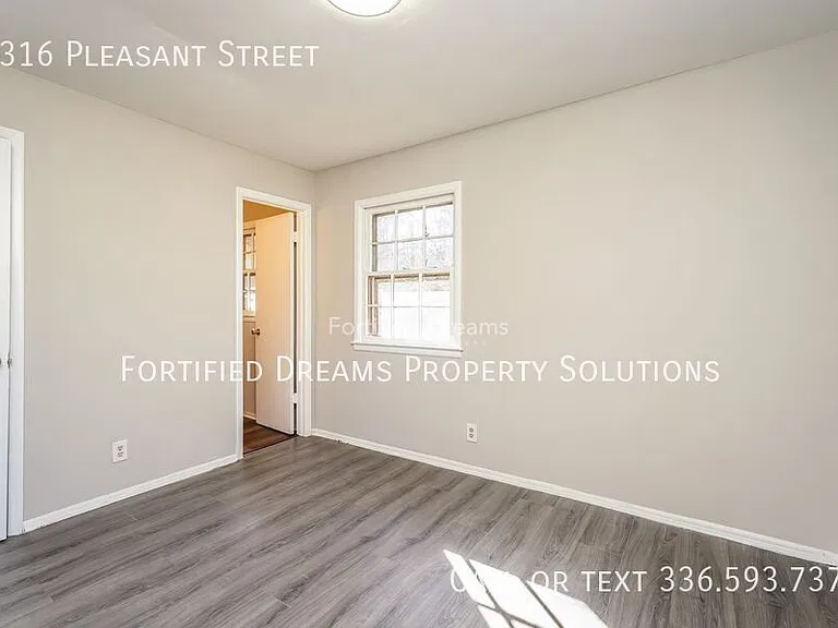 1316 Pleasant St — Photo 4