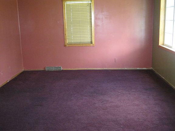 2nd image of 600 E 7th St