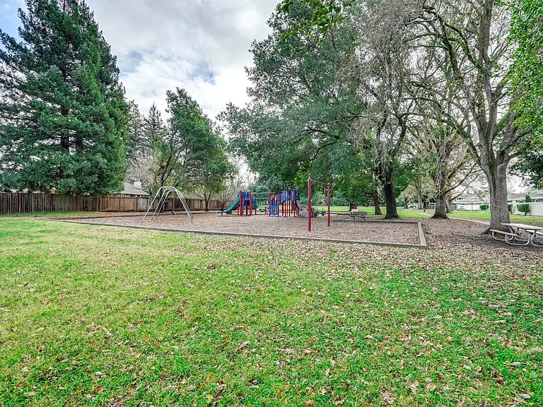 46 Belvedere Ct #ID1305147P — Photo 26