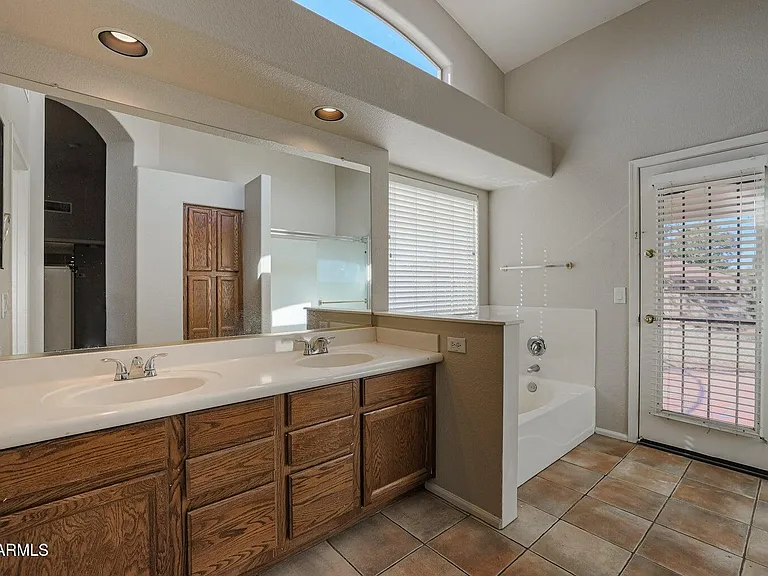 10269 W Patrick Ln — Photo 17