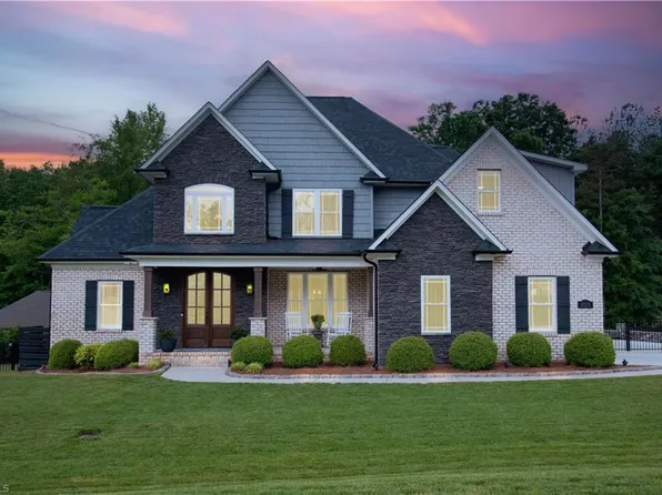 225 Pennywhistle Ln, Clemmons, NC 27012